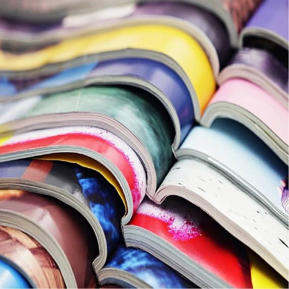 Empilement de magazines ouverts